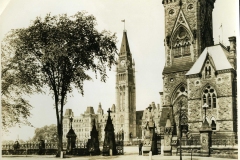 35-Wiew-of-peace-tower-parliament-buildings-from-east-gate-Ottawa-Canada-Natiomal-Development-Bureau-Departement-of-the-Interior-Canada-