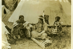 42-una-famiglia-di-indiani-nel-parco-di-Banff-Canada-Courtesy-of-C.P.R.