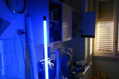 35)luce blu,a espandersi dalla cucina alla camera da letto,di notte