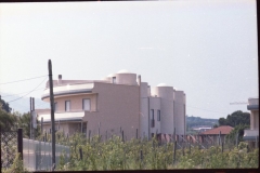 A20 7329 Grottaferrata loc. "la Villa" giugno 1980 Case con impianto di riscaldamento a energia solare.