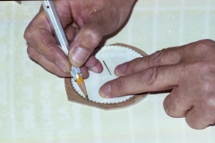 A20 7334 Roma giugno 1974 sottobicchieri e sottobottiglie con legno traforato e stuzzicadenti, fasi avanzamento del lavoro.