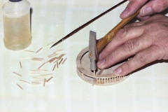 A20 7339 Roma giugno 1974 sottobicchieri e sottobottiglie con legno traforato e stuzzicadenti, fasi avanzamento del lavoro.