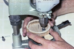 A20 7340 Roma giugno 1974 sottobicchieri e sottobottiglie con legno traforato e stuzzicadenti, fasi avanzamento del lavoro.