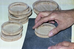 A20 7341 Roma giugno 1974 sottobicchieri e sottobottiglie con legno traforato e stuzzicadenti, fasi avanzamento del lavoro.