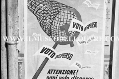 A7-893-Roma-maggio-1953Manifesti-in-lotta-ovvero-aspetti-della-propaganda-elettorale-per-le-politiche-del-7-giugno-1953