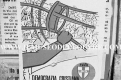 A7-906-Roma-maggio-1953Manifesti-in-lotta-ovvero-aspetti-della-propaganda-elettorale-per-le-politiche-del-7-giugno-1953