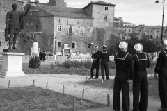 1951 15 ottobre Marinai americani della nave portabandiera della Sesta Flotta US Mount Whitney, con base nel porto di Gaeta in visita al Foro Romano.