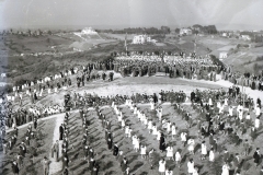 1951 22 novembre Festa degli alberi.I bambini dell'Istituto Don Orione  piantano alberi sulle pendici di Monte Mario alla presenza di Alcide De Gasperi e Amintore  Fanfani.Assistono alla cerimonia 66 delegati esteri della FAO