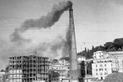 1951  Abbattimento della ciminiera in via delle Fornaci chiamata la fabbrica dei santari, poiché vi venivano cotte al forno le statue dei santi in terracotta. Si trattava di una società legata al Vaticano.