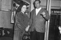 1961 Marcello Gallian Elsa Morante davanti la Galleria" La Tartaruga"