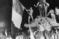 1982-Roma-piazza-Navonafesteggiamenti-per-la-vittoria-del-campionato-mondiale-di-calcio-11-luglio-1982-agenzia-Team-